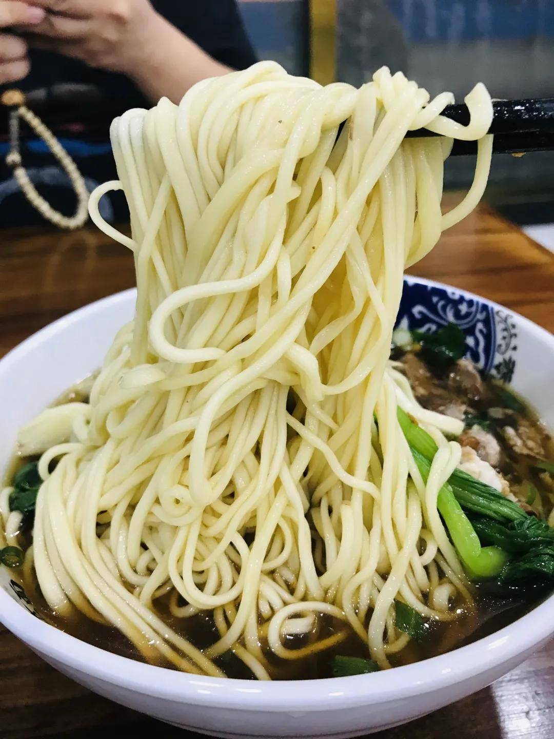 吃在大连-剔骨肉面分量足,面条爽滑有劲道,酱脊骨香而不柴