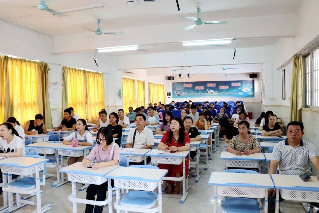 育贤小学举行2020年秋季开学前教师培训会