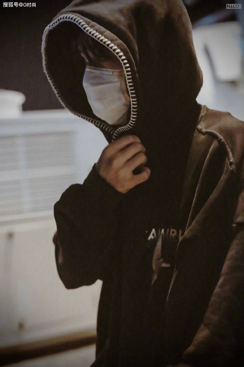 易烊千玺身穿和平鸽印花连帽卫衣搭配黑色运动裤