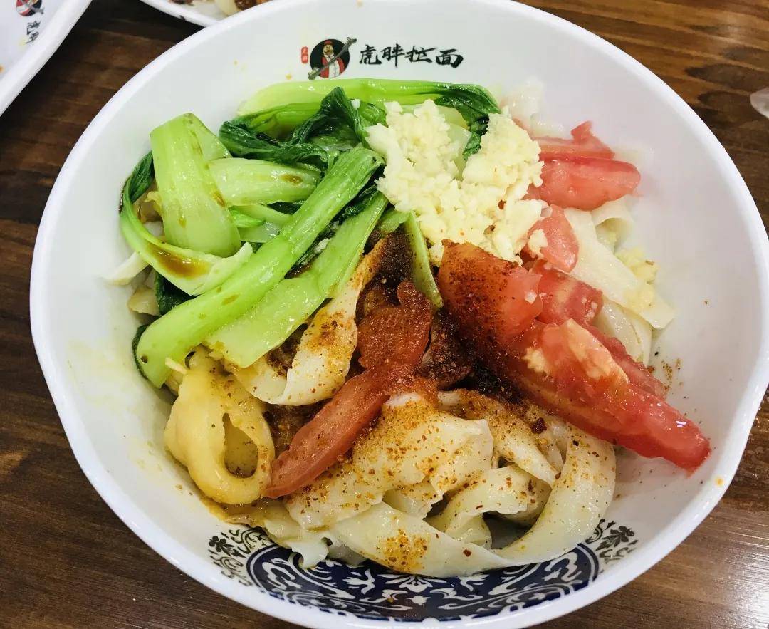 吃在大连-剔骨肉面分量足,面条爽滑有劲道,酱脊骨香而不柴