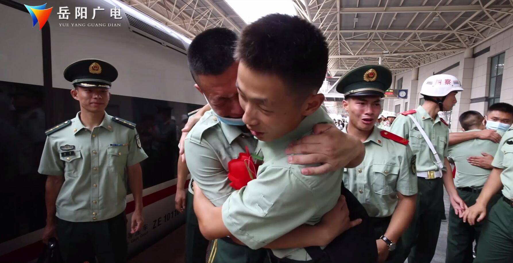 又是一年退伍季硬汉瞬间成泪人