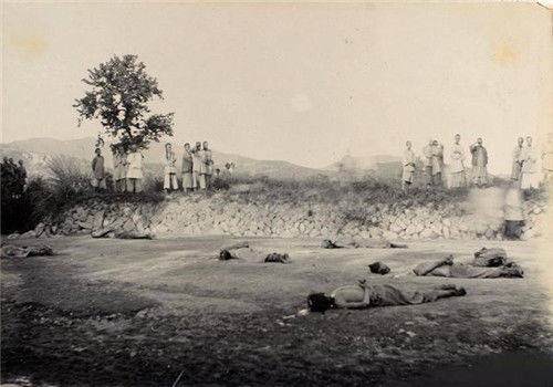 清朝刑场老照片:刽子手瘦弱不堪,犯人面露凶光,像狗一样被牵着