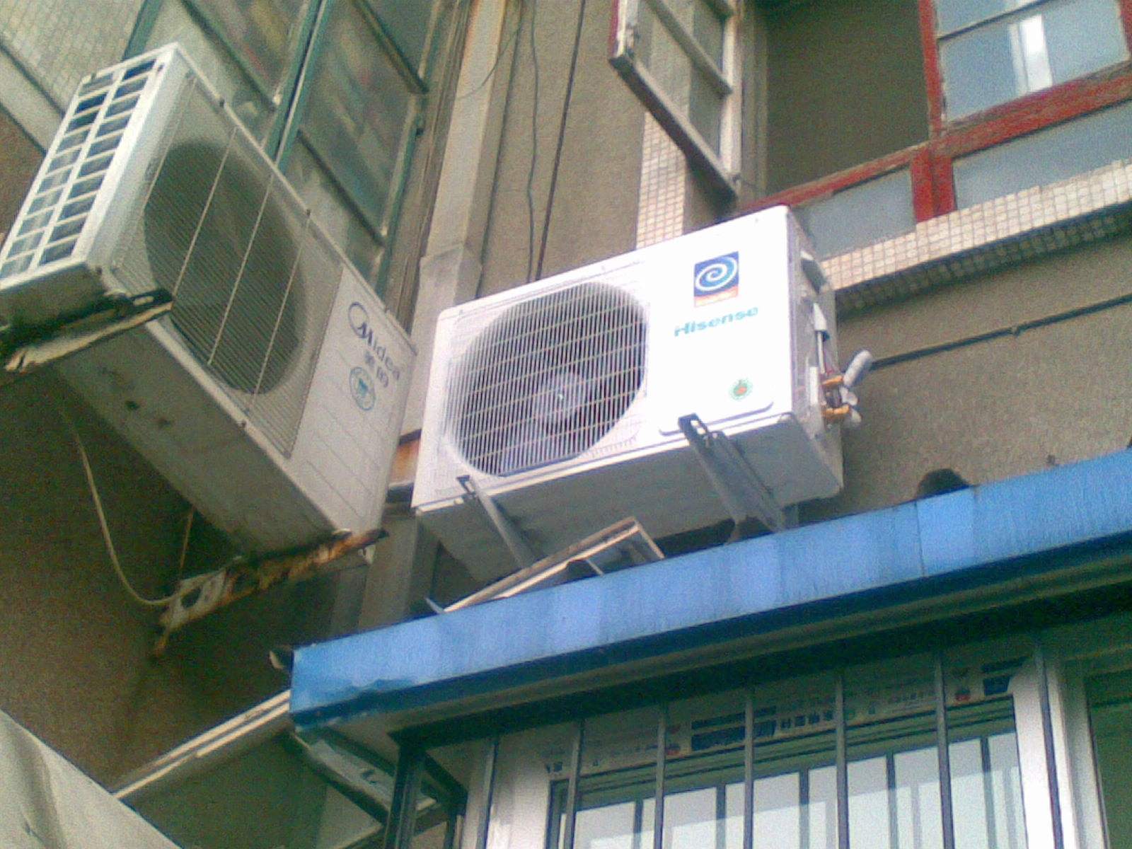 请师傅装空调,明明有外机平台,还非要买支架,是不是想坑钱?