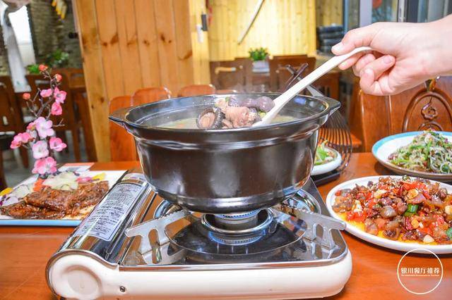 一道贺兰山紫蘑菇炖鸡,在选材上就十分用心,采用本地精选土鸡,加上