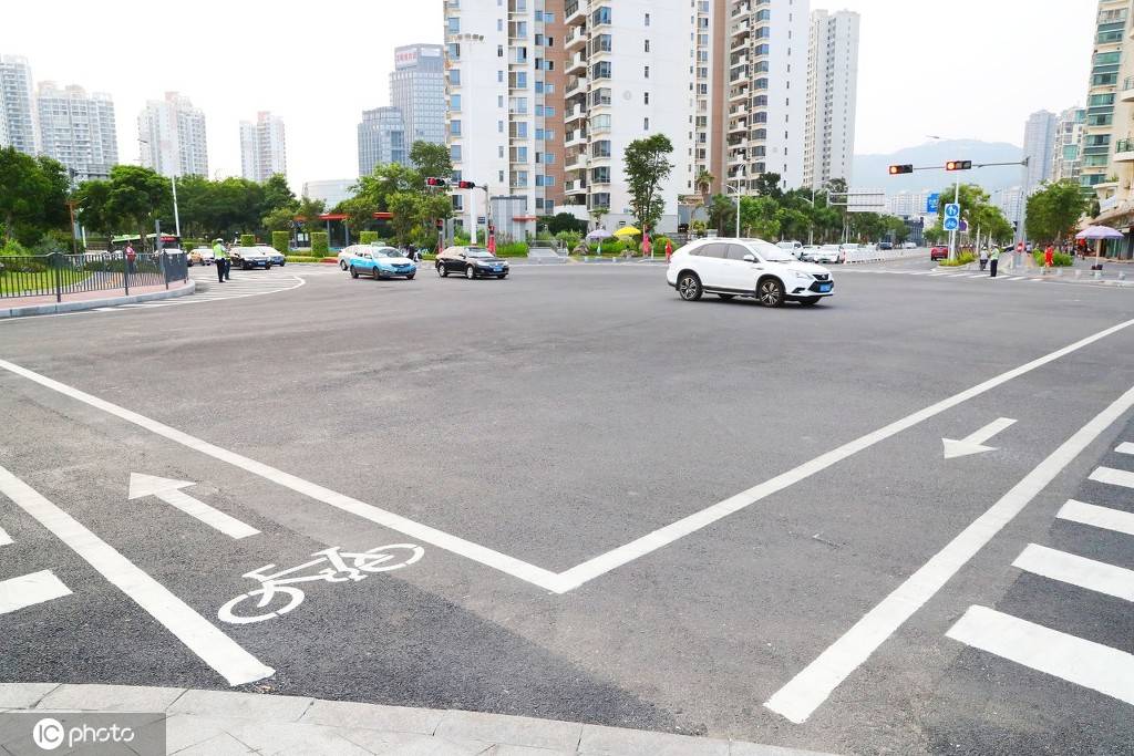 斑马线上的非机动车道增至两条,并实现双向区分.