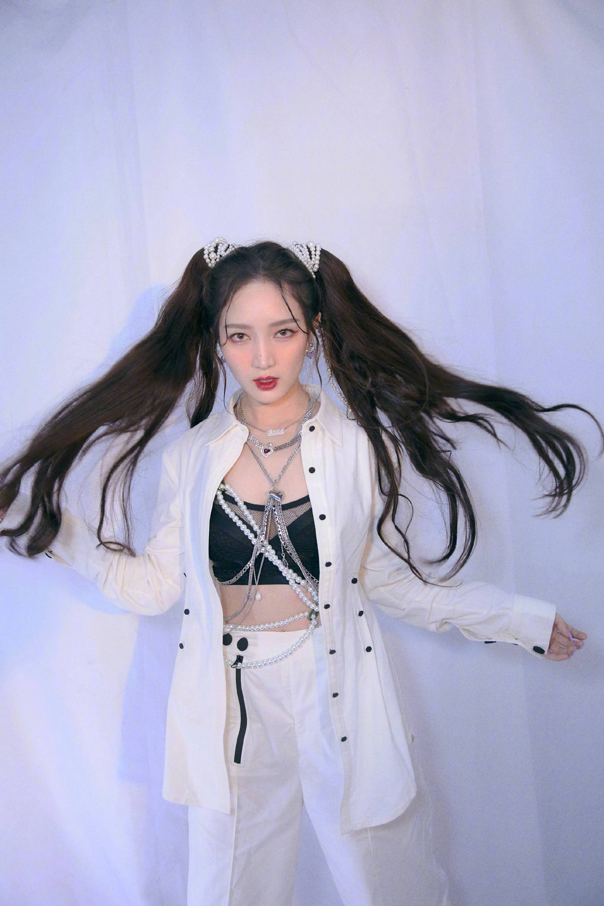 她在浪姐舞台上从被淘汰到人气王,亮片长裙气场足,引领女团潮流