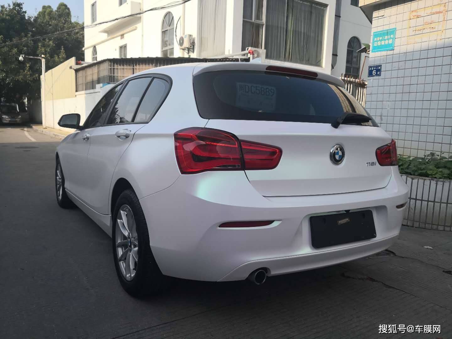 宝马118i曙光白改色贴膜效果图