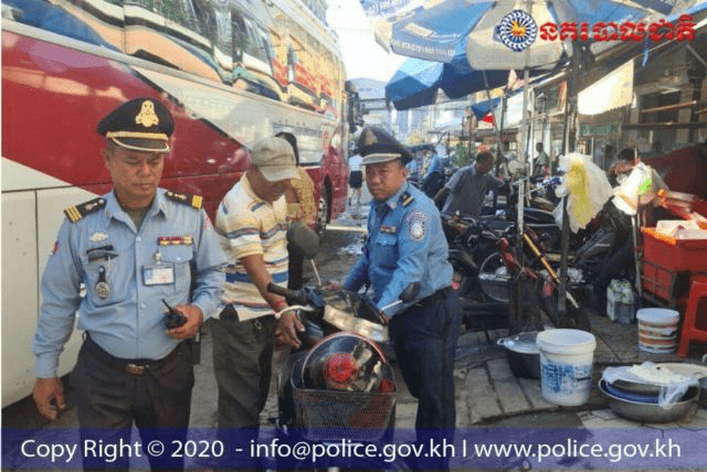 柬埔寨金边警察严打违停车辆,小心车被吊走