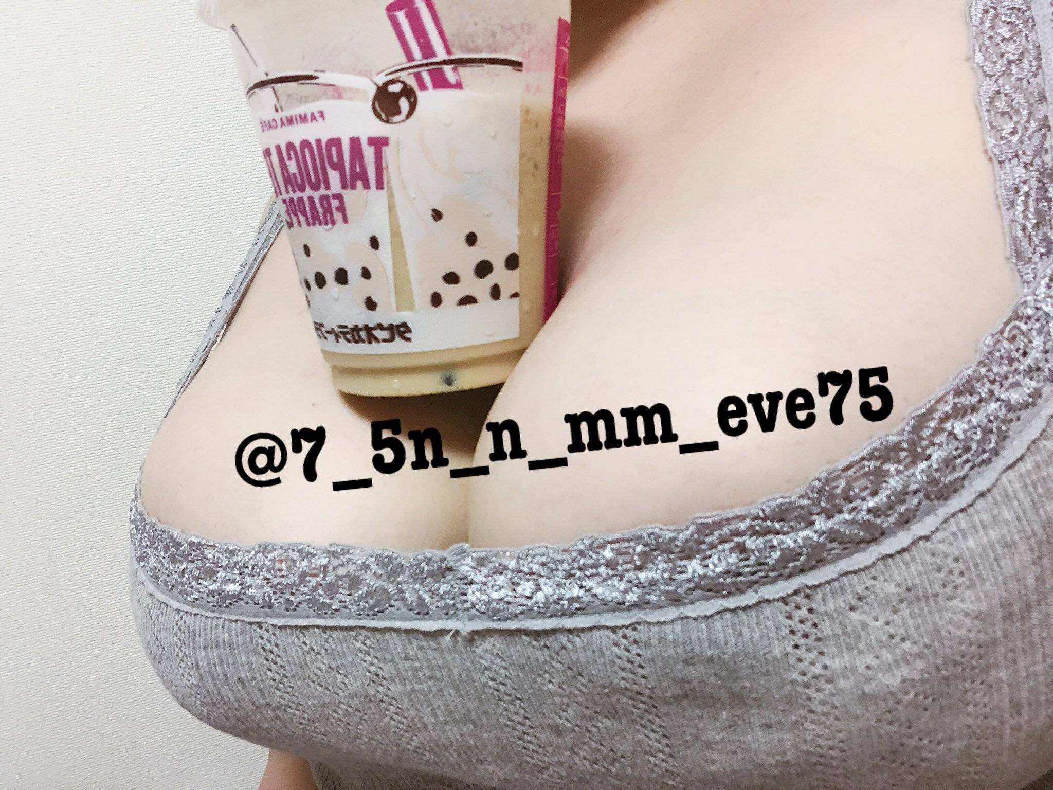 日本女孩@用欧派捧珍珠奶茶 可以感受到奶香 涨姿势 热图3