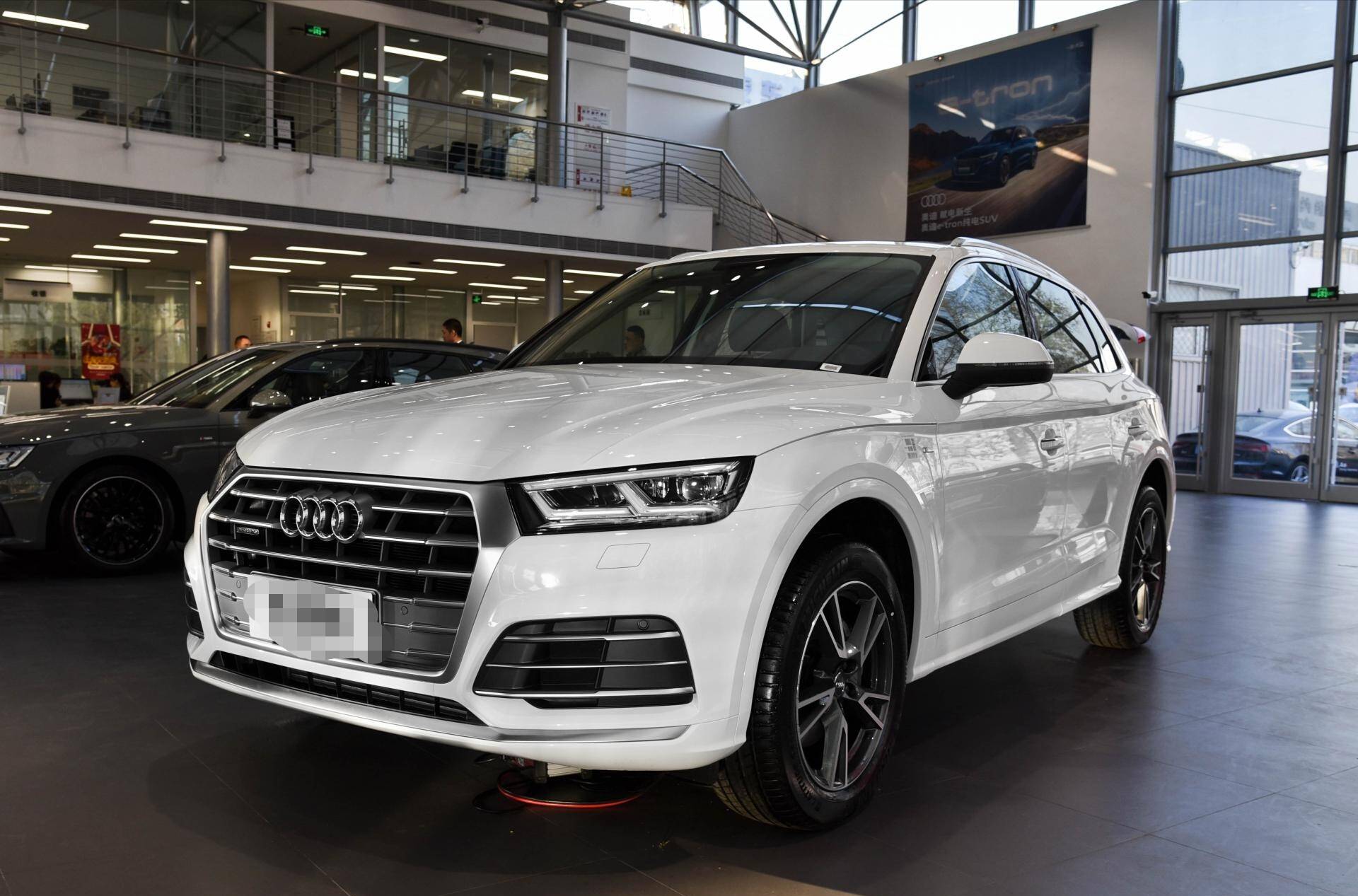 首台奥迪q5sport版亮相街头,2.0t加速仅7秒,比宝马x4帅气!