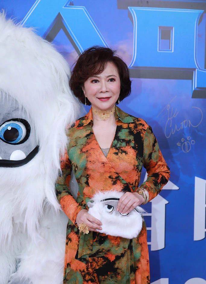 原创19岁蔡明青涩到认不出,粉色上衣搭民族风头巾,婴儿肥脸蛋抢镜