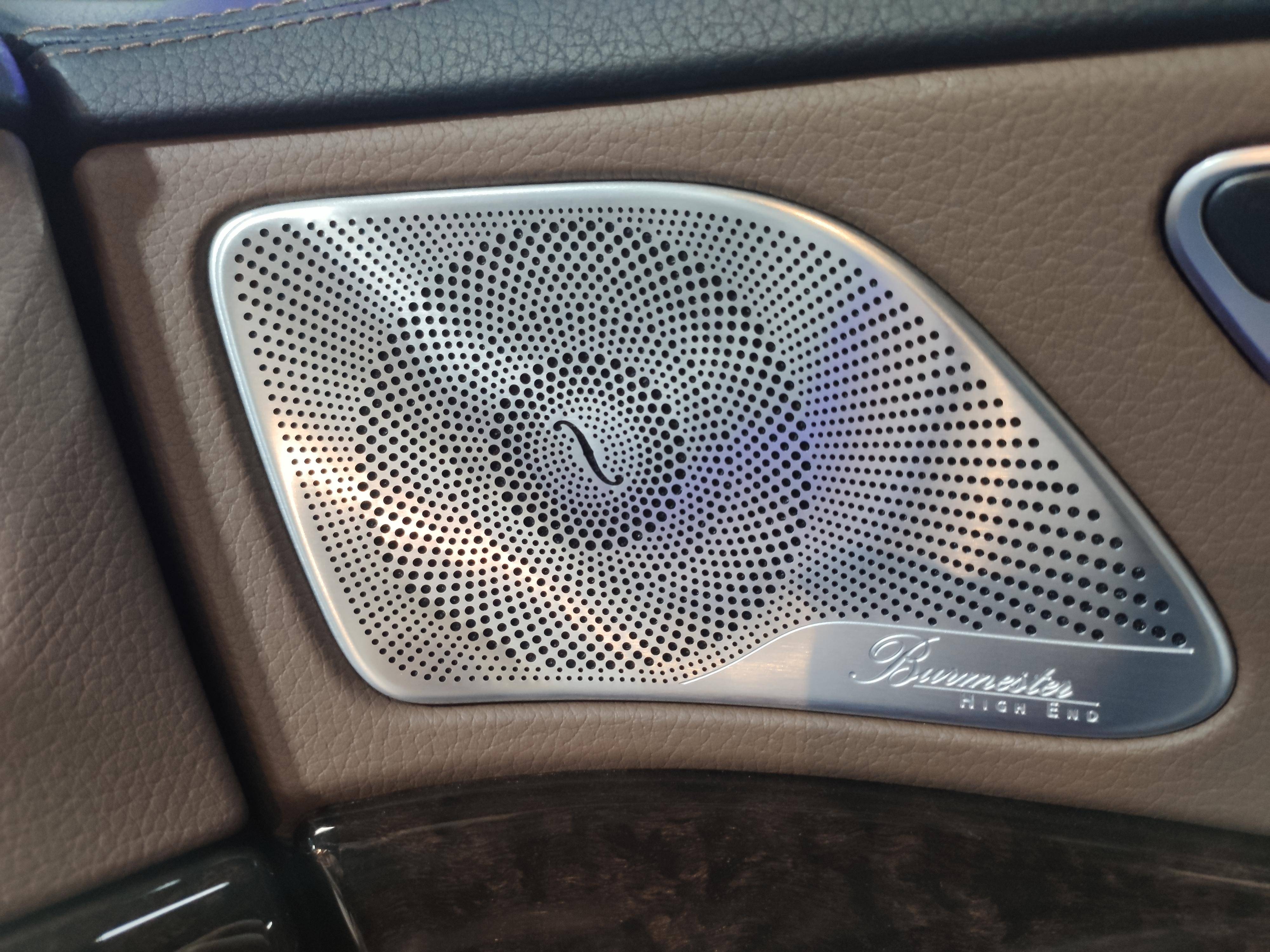 相比小柏林的前门中音喇叭罩就在于多个high end英文标识