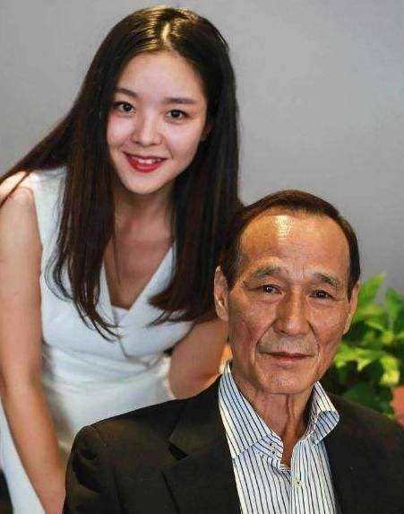 拖了52年,陈惠敏终是将这个小红本给补上了,给了吴国英最大的安全感.