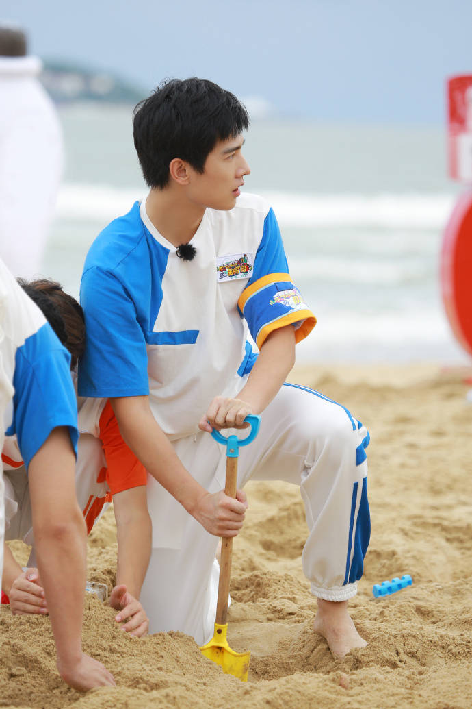 杨洋叼奶嘴扮婴儿元气满满的哥哥互换队长趣味多