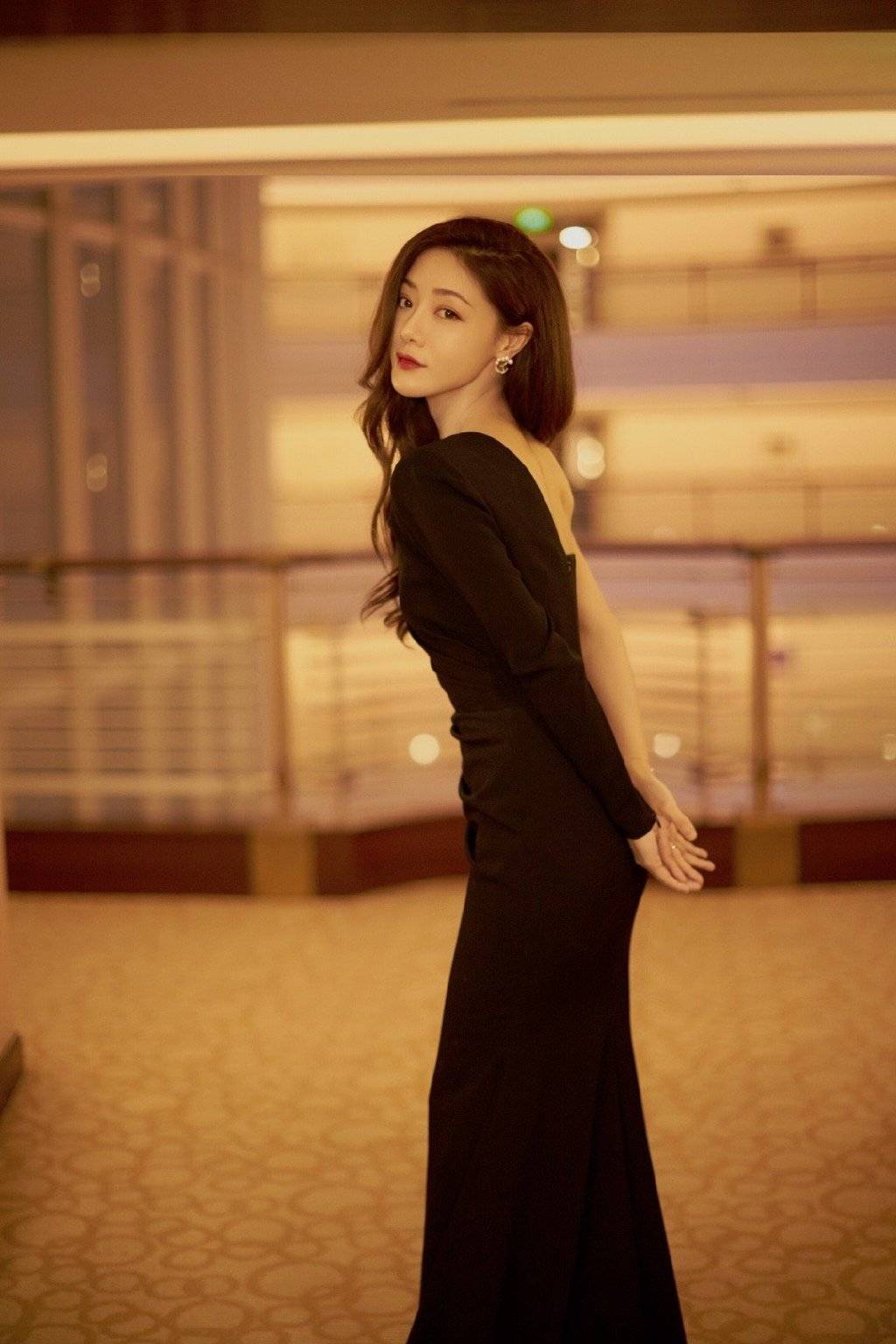 邓家佳终于不是"唐悠悠"了,穿黑色鱼尾裙出镜,秀身材优雅大气