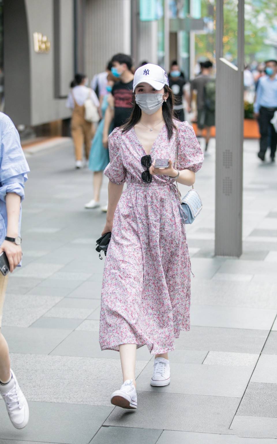 美女街拍:美女初秋穿一条好看的花裙子,感觉像极了恋爱的感觉