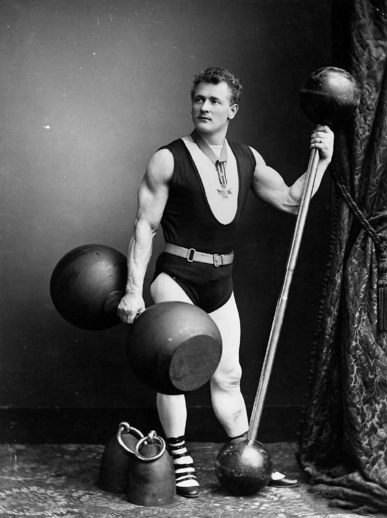 100年前的欧洲大力士,和大象摔跤,胸口碎大石,难度都非常大