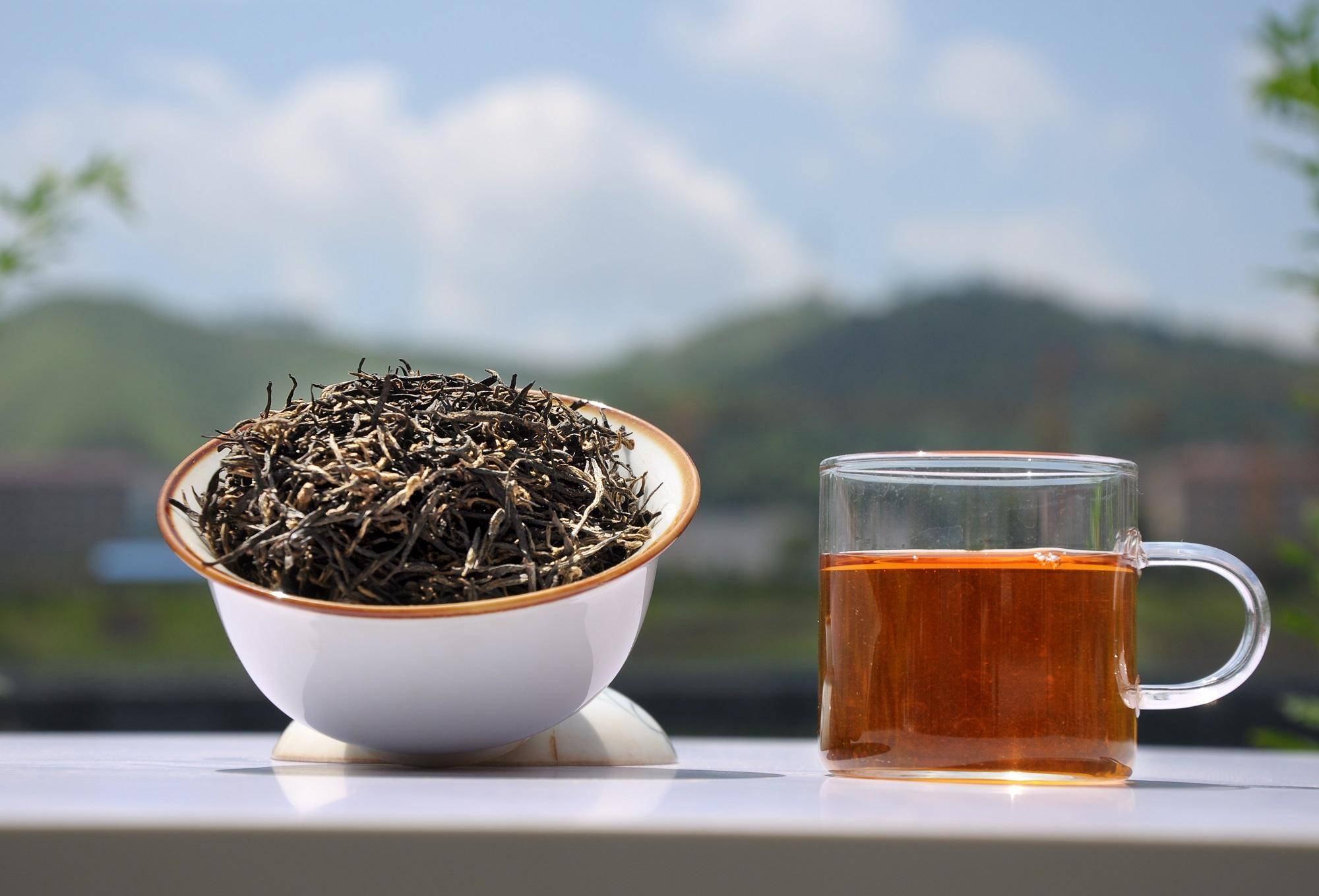 当技术精英被安化茶厂收编以后,外围的技术人员可能不再从事红茶制作