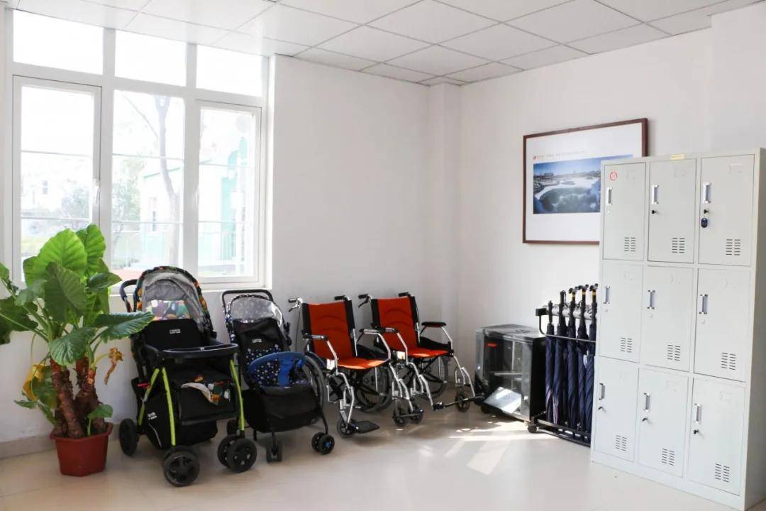 并在游客服务中心齐全配备了轮椅,爱心雨伞,储物柜,共享充电宝等便民