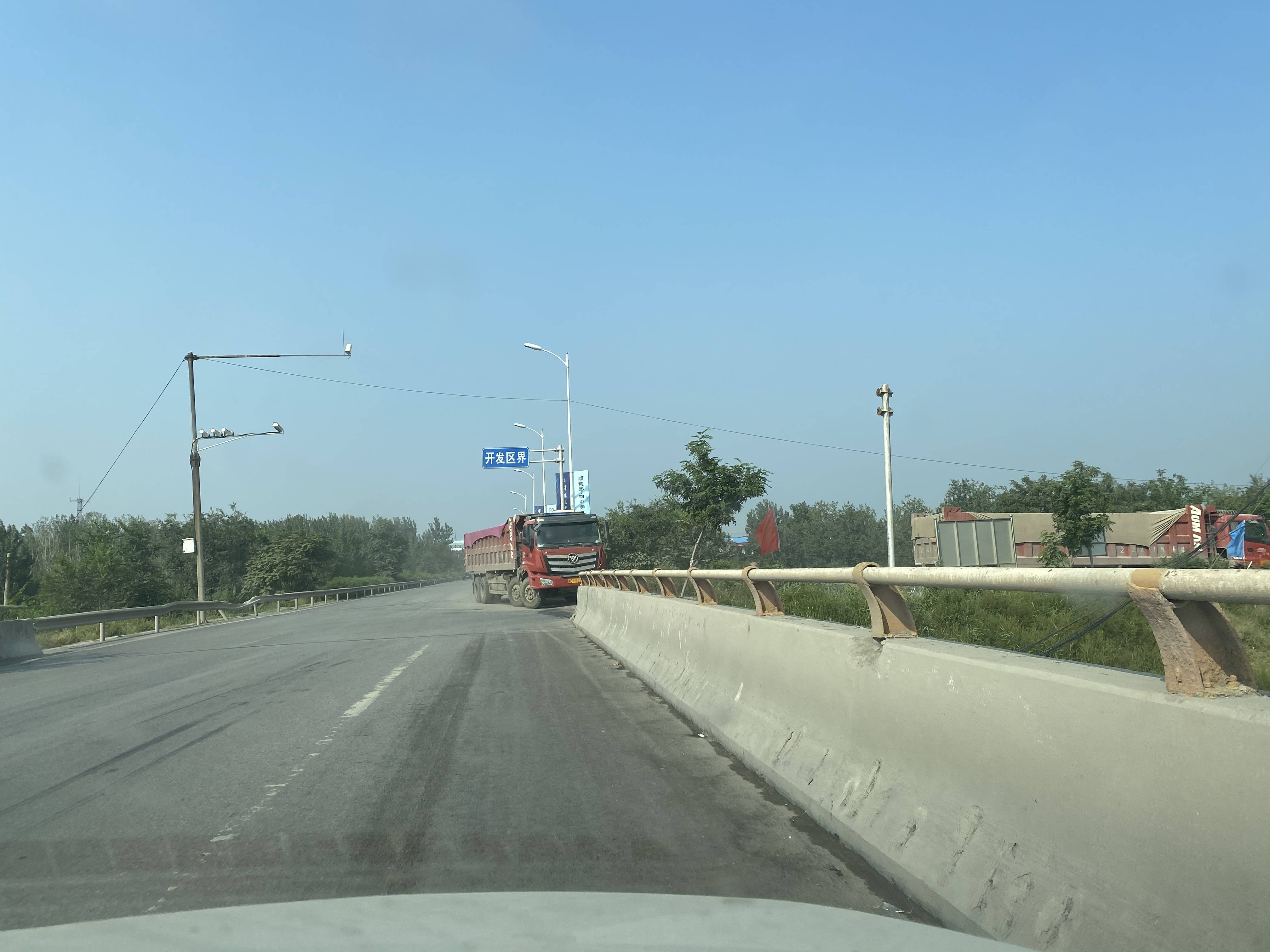 107国道邢台开发区沙河大桥大车逆行亟需查处!