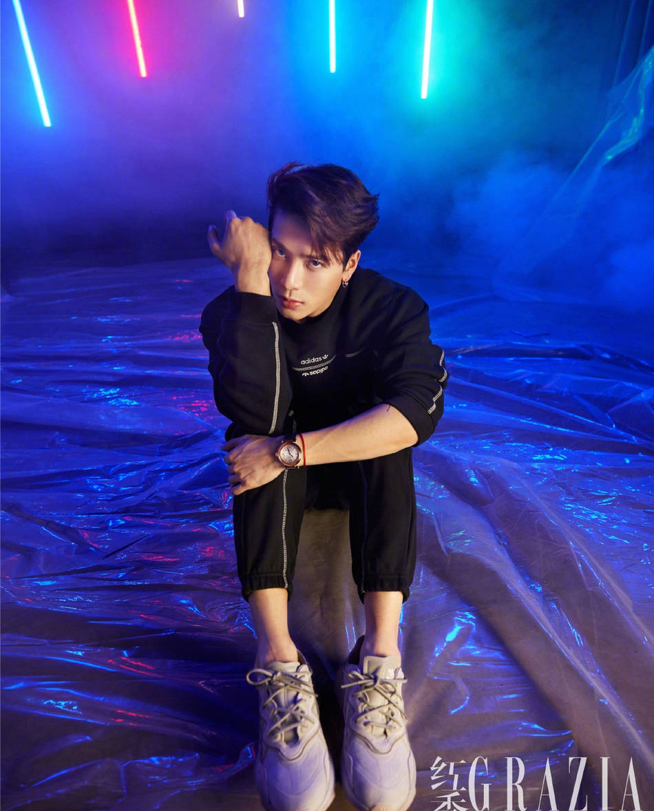 王嘉尔穿衬衫纽扣半解秀胸肌 眼神慵懒荷尔蒙爆棚