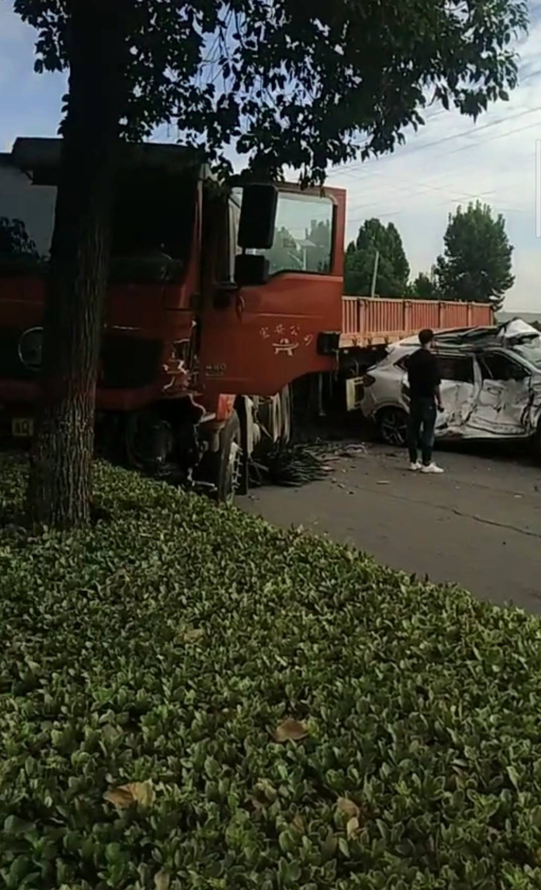 驻马店市,中原大道发生一起重大车祸,一人被困车内