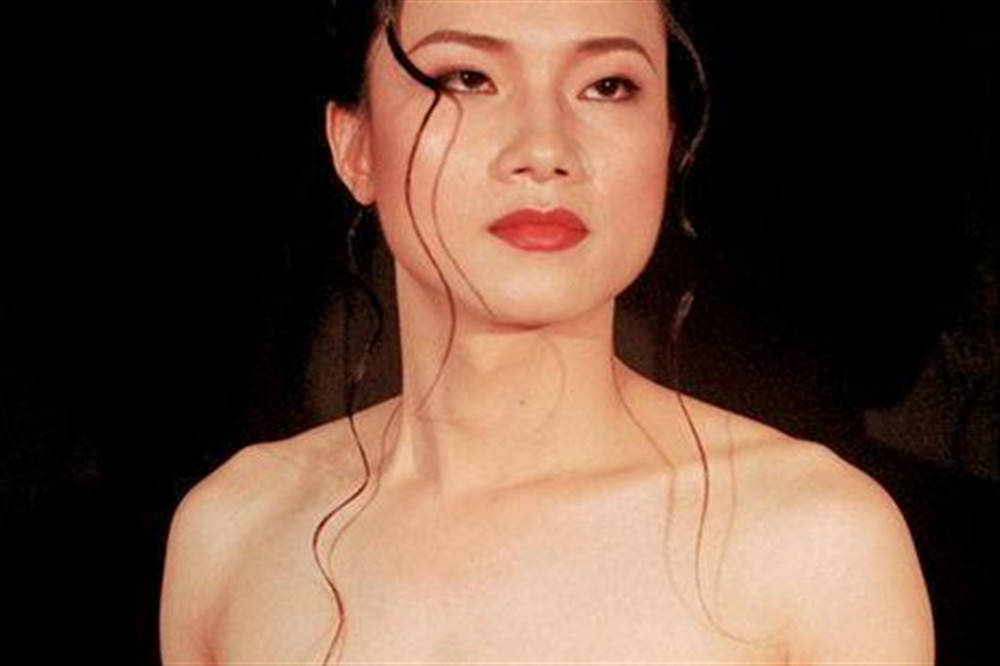 艺术家男扮女装玩人体艺术,被当成流氓抓走,专家:创意前无古人