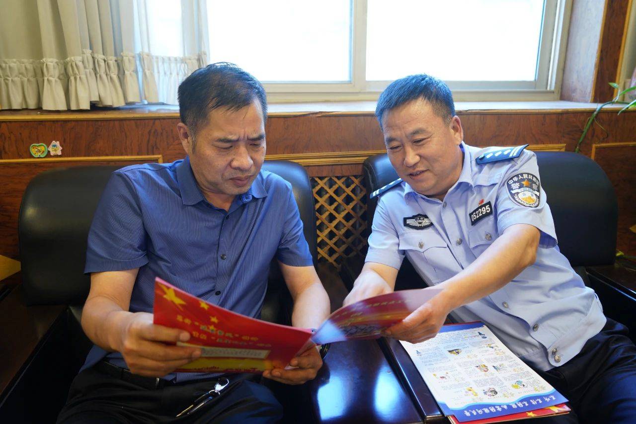 当天,灵宝市公安局党委书记,局长李小豆到黄金股份有限公司开展"大