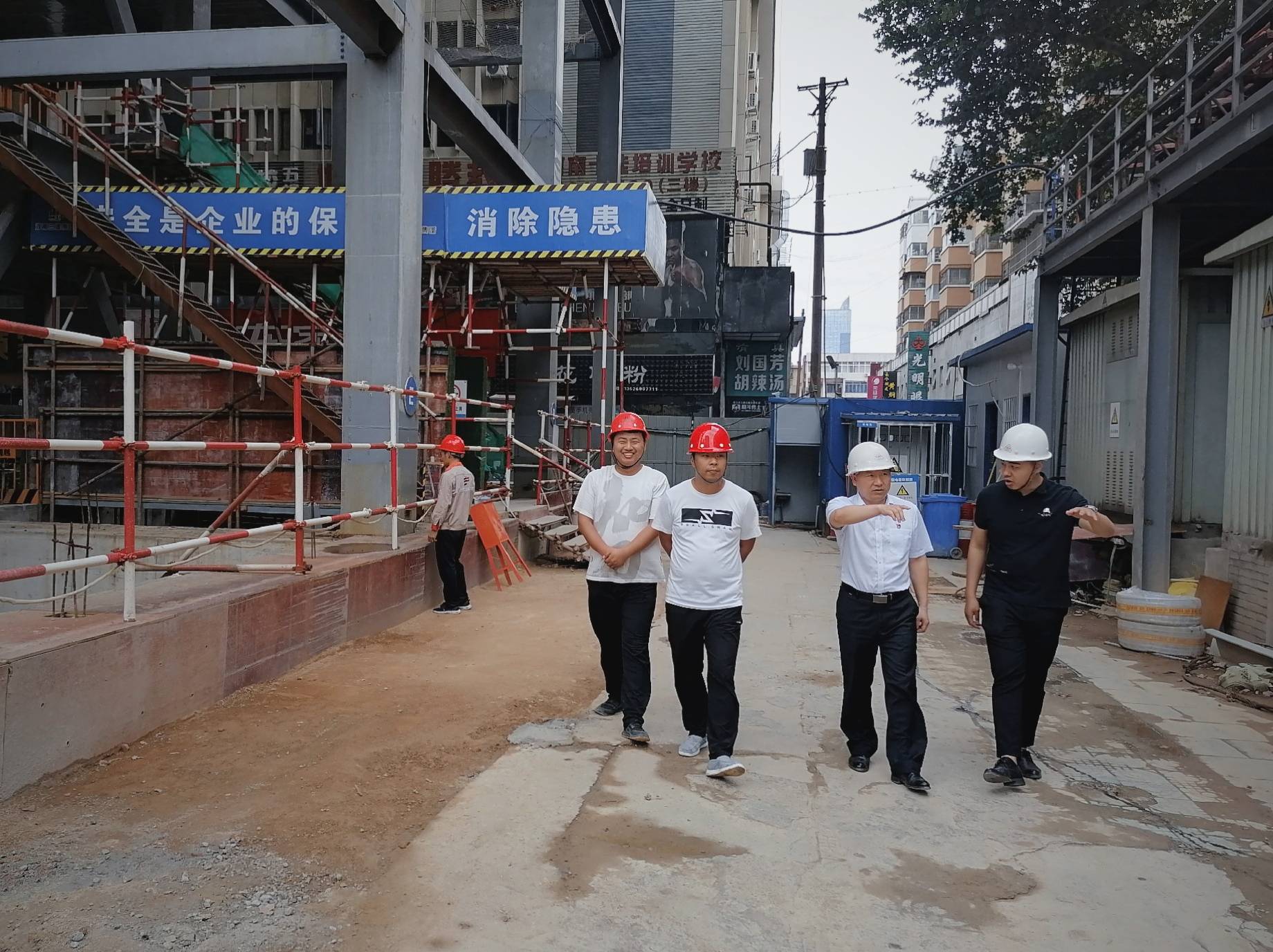 8月13日上午,甲方洛阳弘义公用事业投资发展集团有限公司董事长张秀峰