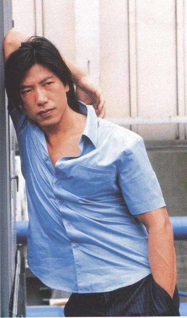 57岁张耀扬近照曝光,满头白发撞脸摩根弗里曼,越老越有江湖味