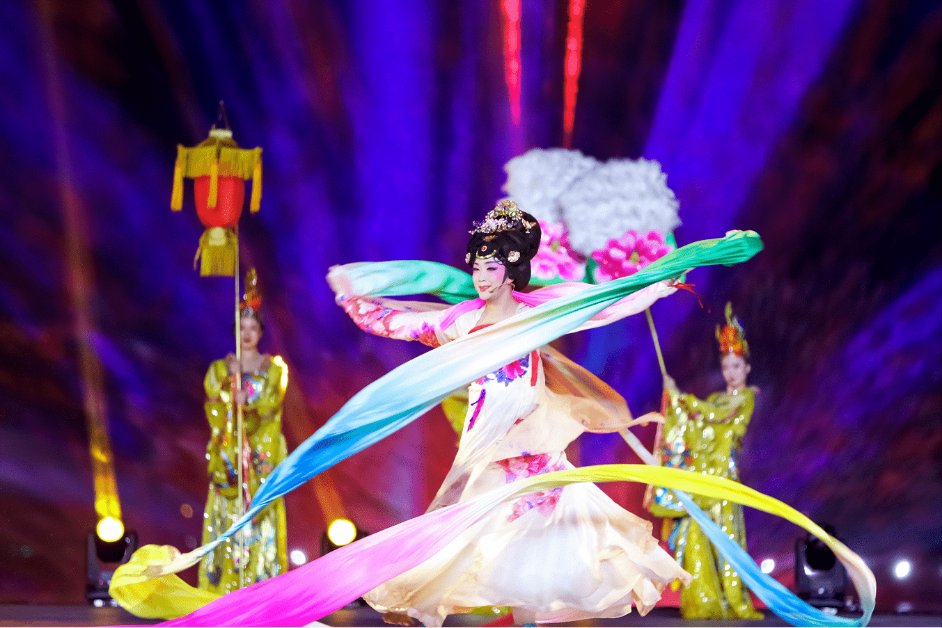 李玉刚台风天舞动20斤湿重长绸,网友:这功力太稳了,大力水手?