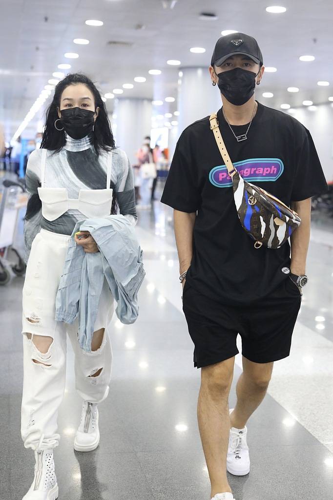 钟丽缇内衣外穿玩时尚 与张伦硕并排走酷范儿足