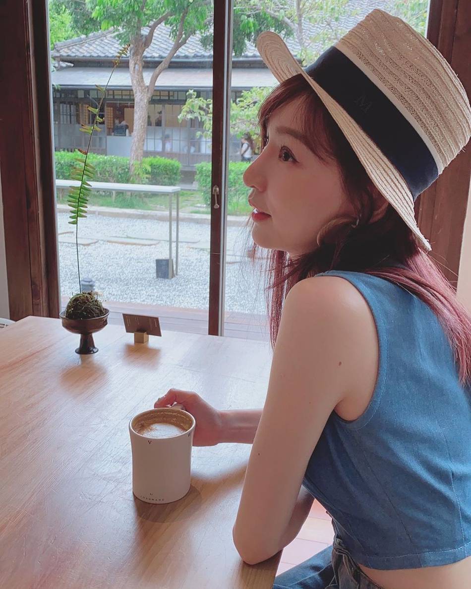 王心凌晒怼脸照睫毛浓密 梳麻花辫皮肤白嫩似少女