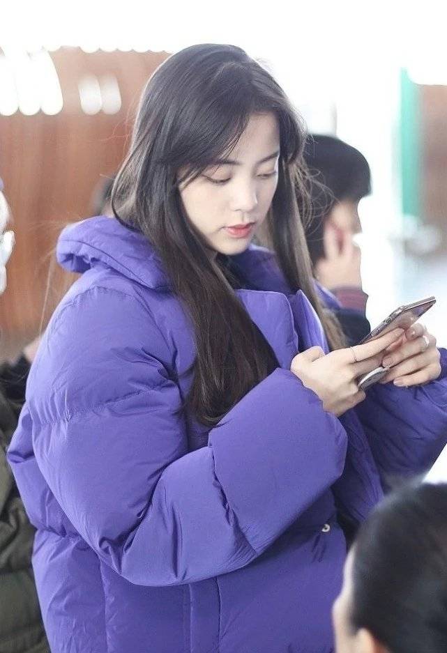 欧阳娜娜带火的"椰汁美甲"超甜,伸手往上时,好怕液体滑下来!