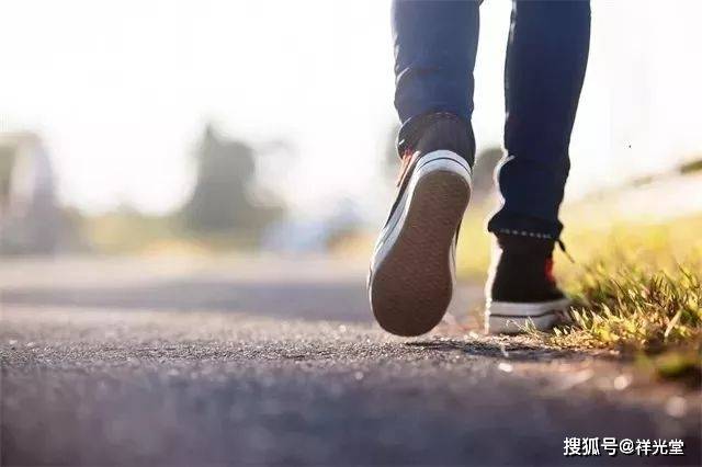 提醒高血糖人群每天走路坚持这个数血糖或慢慢降下来