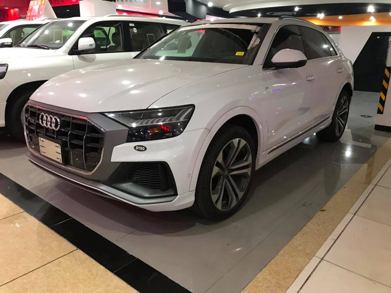 奥迪q8最新款售价科技suv天津港内让利