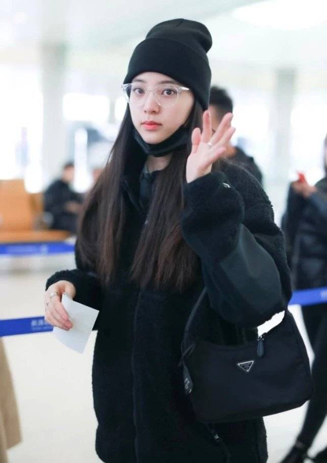 欧阳娜娜带火的"椰汁美甲"超甜,伸手往上时,好怕液体滑下来!