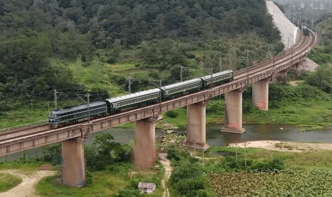 最短的一趟公益性"慢火车",也是运行在两伊铁路上的唯一一趟"慢火车"