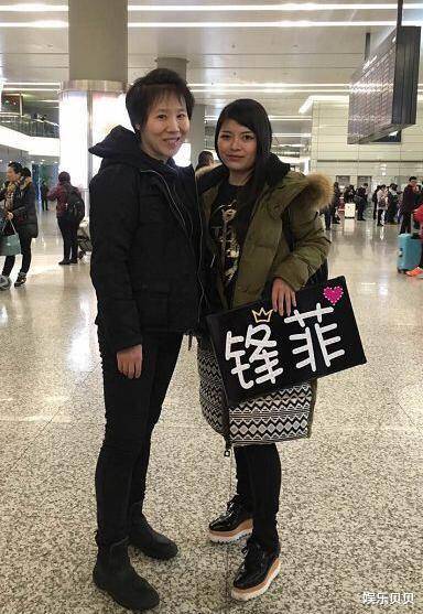 张亚东前妻变化真大,一身经典黑白配温柔可人,同框王菲不输气场_窦颖