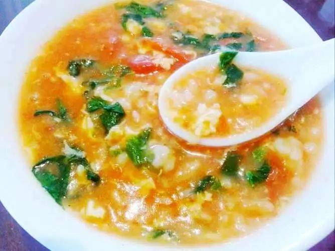 秋季天气干燥喝碗西红柿菠菜疙瘩汤暖心又暖胃