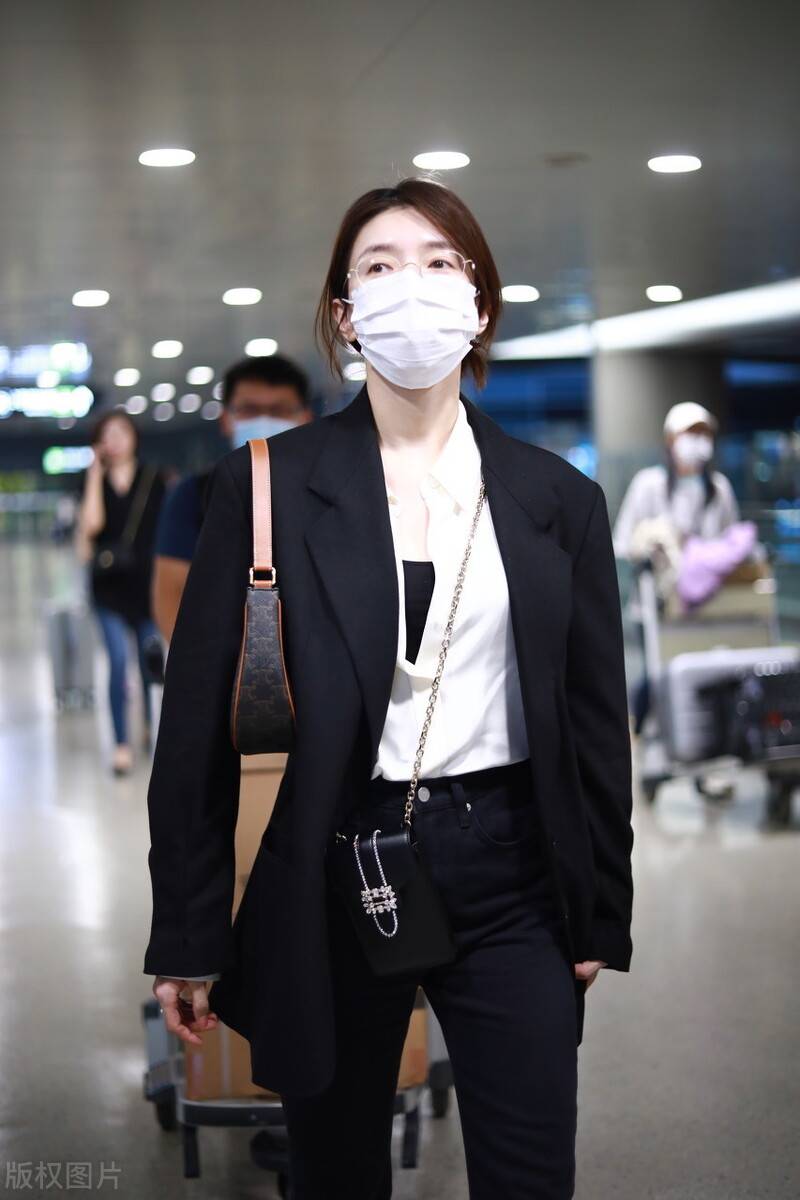 江疏影帅气西装机场巡街,网友感叹:这无处安放的大长腿啊_手机搜狐网