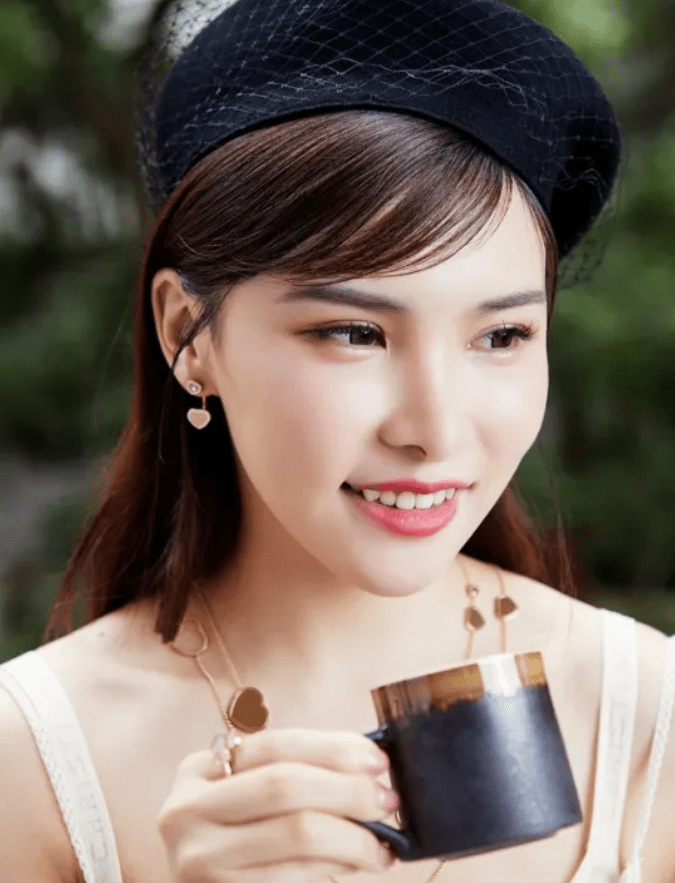 任正非小女儿登中国名媛封面!c位她只占一半,细扒旁人来头不小_手机搜