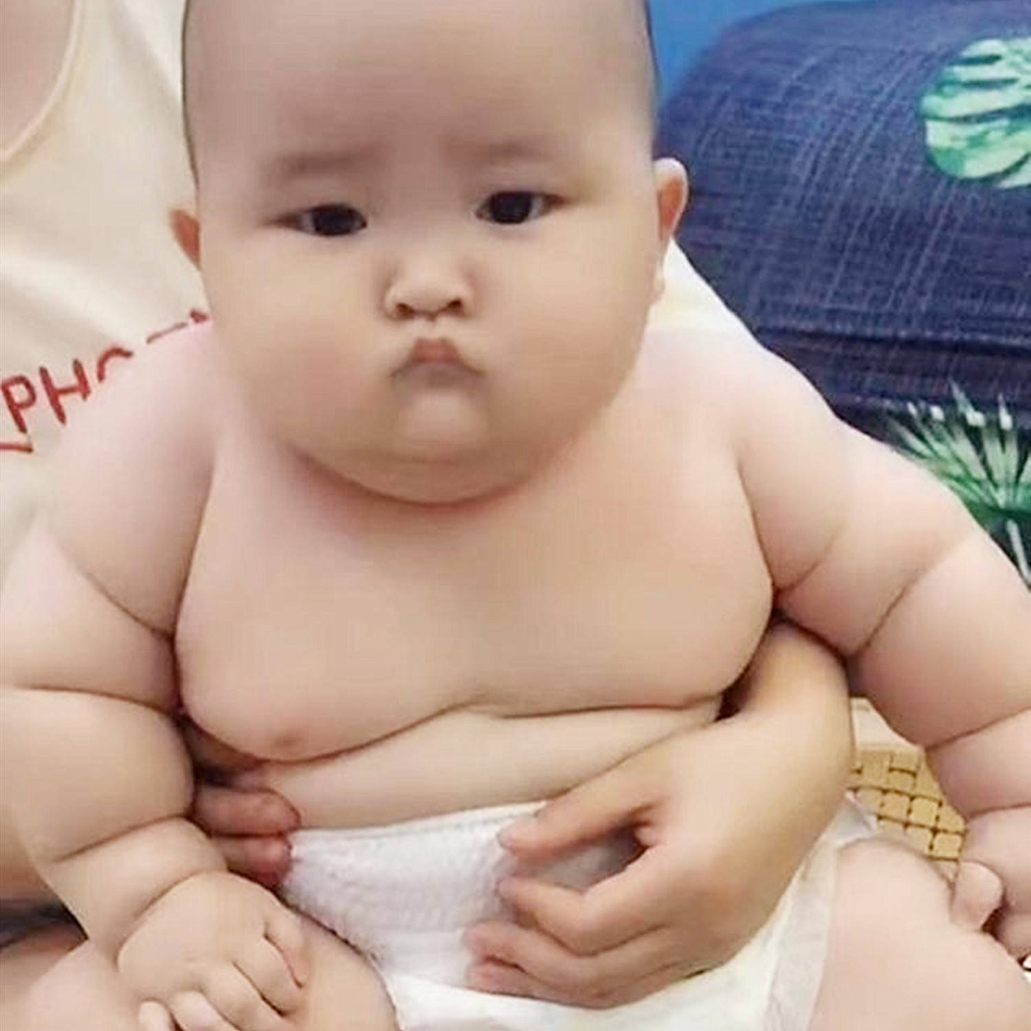 1岁宝宝喝母乳后体重30斤,浑身肉坨,医生担忧:可不
