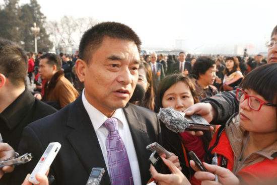 因为李巍如果是一个贪财的女人,那么无论刘永好给她多少钱,她可能都会