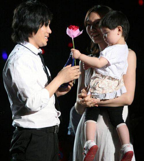 为唱歌断绝父子关系,与名模妻子恩爱至今_卢庚戌