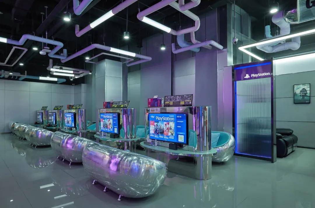店在300 m 空间内打造了 switch系列,play station系列主机游戏体验区