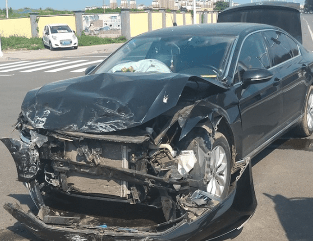 标致308与大众迈腾发生碰撞,网友:a级车的质量让我出乎意料