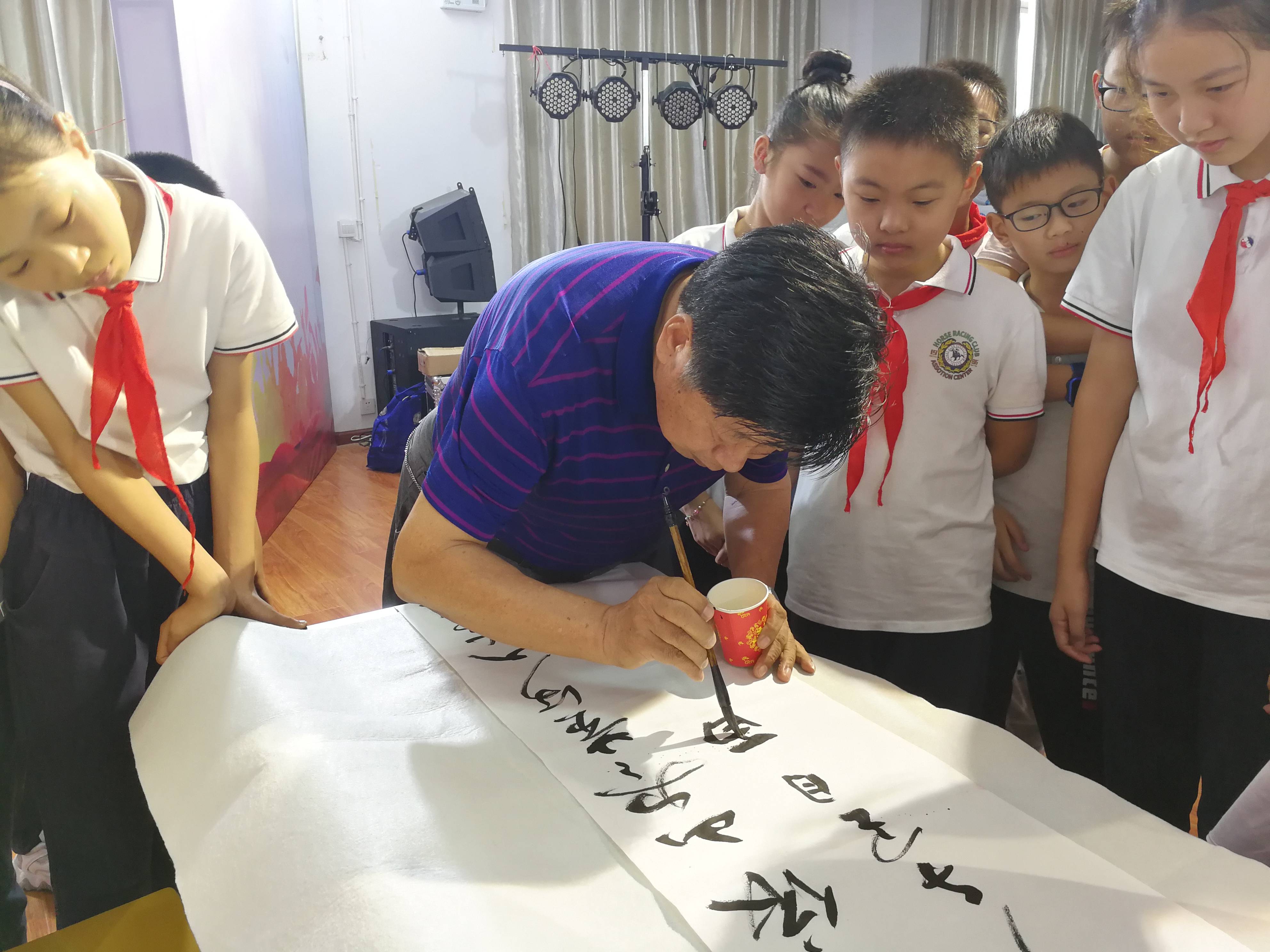 老少传承接力 校园翰墨飘香——南莫小学退休教师周宝禄先生向学校