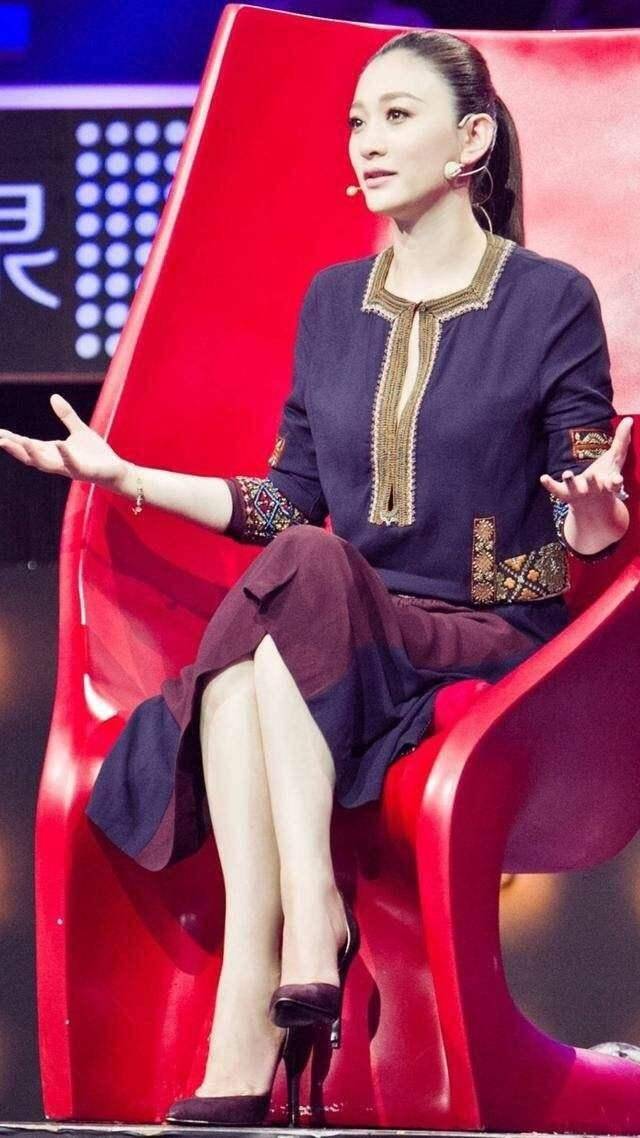 被43岁的李小冉给美到,合影关晓彤完全不输,同框比高圆圆更白