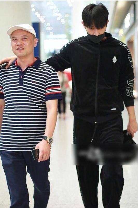 因为黄子韬爸爸是一位成功人士,所以黄子韬父亲黄忠东是一位真正的